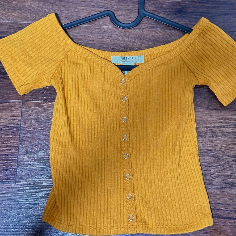 Crop top mustard color Xs in good condition.